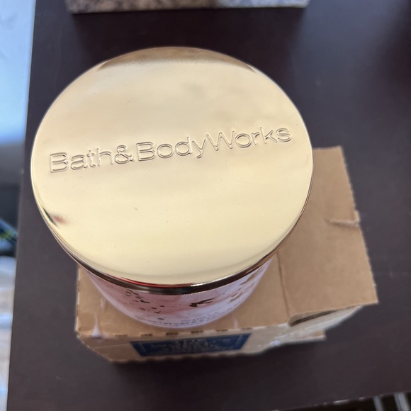 Bath & Body Works Honeysuckle &‎ Peach Spritz 3 Wick Candle 25-45 Hour Burn Time - Picture 4 of 5